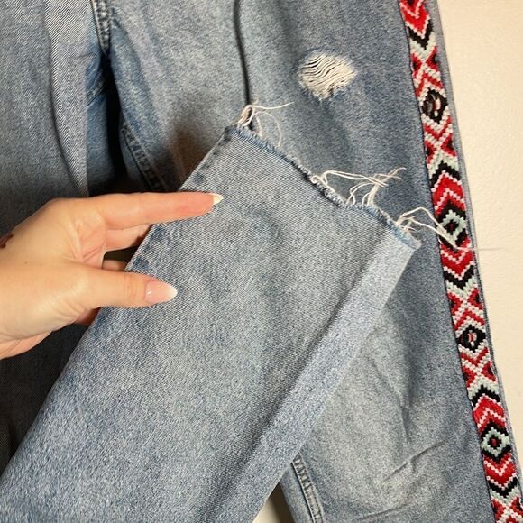 EUC H&M Denim Light Wash Ankle Aztec Pinstripe Distressed Design Jeans 28/6 - Picture 5 of 9